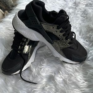 Nike Huaraches black and gold girls size 51/2
